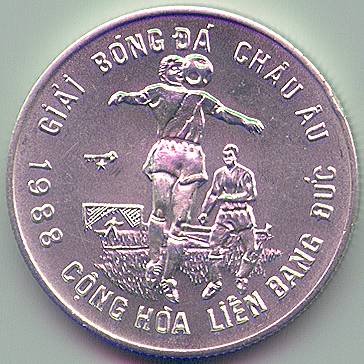 Vietnam 100 Dong 1988 coin, soccer, obverse