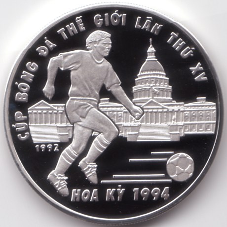 Vietnam 100 Dong 1992 coin, soccer, obverse