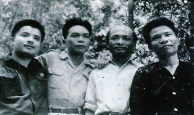 Mr. Hoàng Phượng holding a paper mold with a security watermark