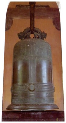 The bell at the Thiên Mụ Pagoda